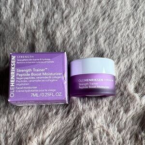 Ole Henriksen Strength Trainer Peptide Boost Moisturizer - Purple and White